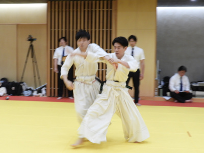 ���R�`����