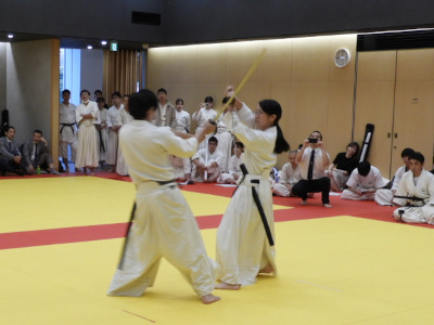 ���R�`����