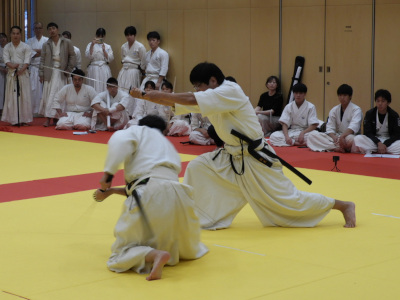 ���R�`����