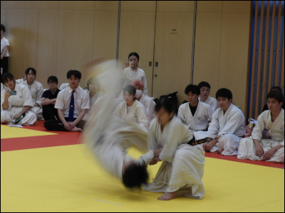 ���R�`����