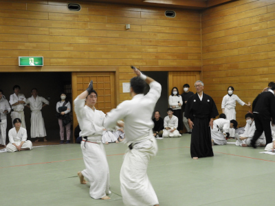 �������E��������