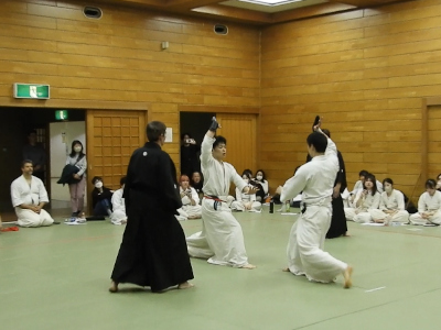 �������E��������